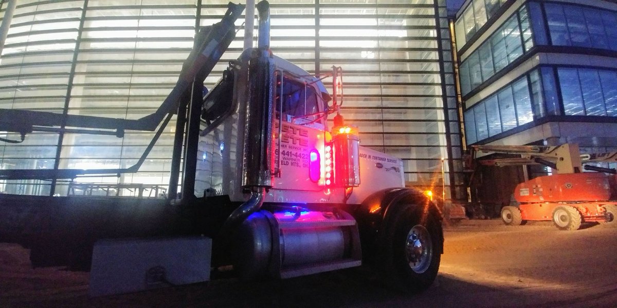 Pete_TheLEADER1's tweet photo. There's only 1 LEADER in container service &amp; our exceptional service sets us apart from the rest! 🌇🚛Call us today 216-441-4422  
#theleaderincontainerservice #peteandpetecontainerservice #clevelanddumpsters #clevelandrolloff #frontloadservice https://t.co/7GHuBNkV1I