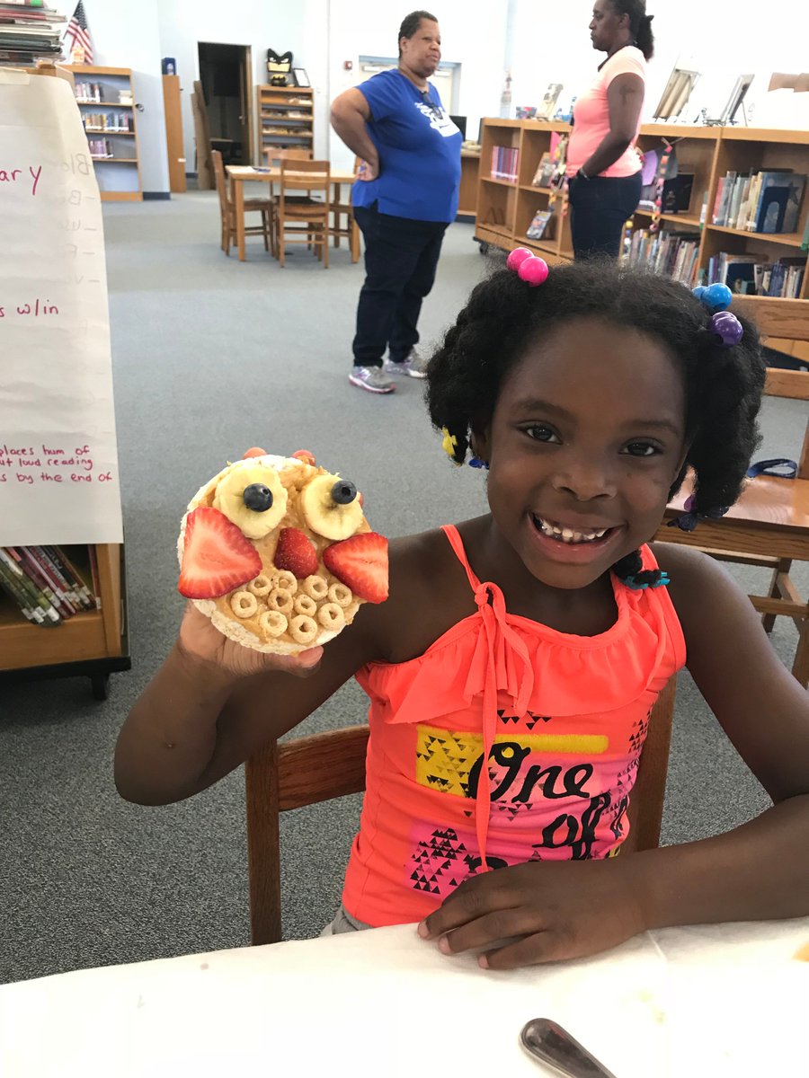 WSFCSFood's tweet photo. Last week our Resident Dietitian @saraesmith13 had fun talking about berries at a #nutritionlesson with some @TeamCLMS Summer Camp students. #ricecakeowls
.
.
@wsfcs @ChartwellsK12 https://t.co/qLVneKJXo1