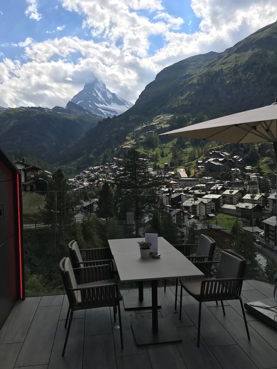 rebagdata's tweet photo. Sicht aufs Matterhorn von der neu renovierten Sonnenterrasse des Chalet Hotel Schönegg der Familie Metry. #rebagdata #protelfamily #verliebtindieschweiz https://t.co/qTgmayQF3J