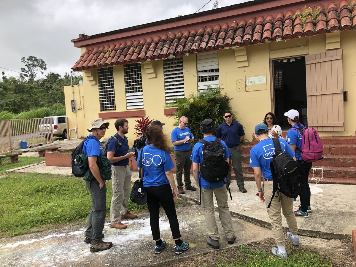luisar8prcio's tweet image. @ricardorossello Visitando La Comunidad #Mariana #Humacao con @intel realizando pruebas con #TechPod proof of concept for #PuertoRico @prstateits #innovation