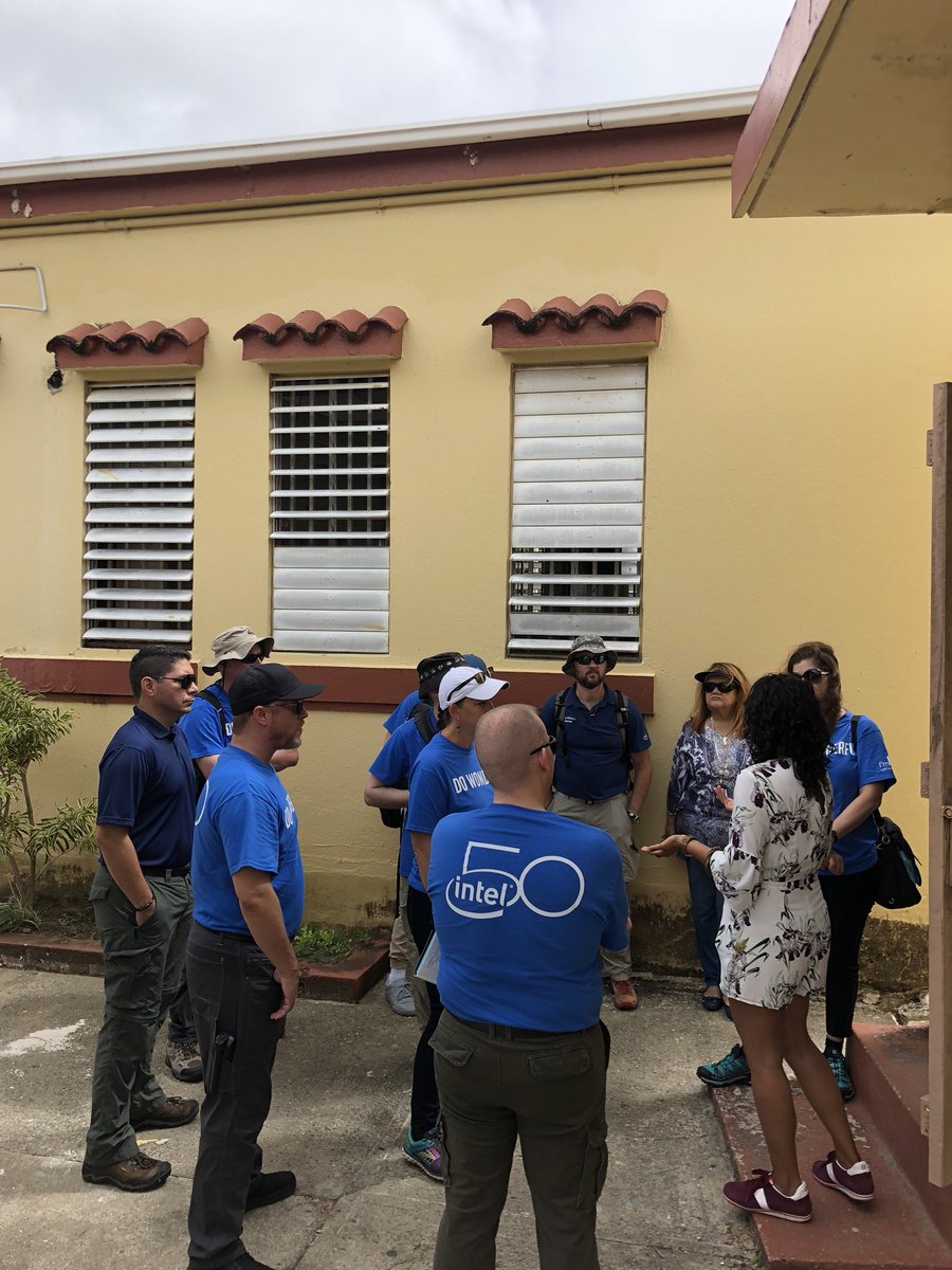 luisar8prcio's tweet image. @ricardorossello Visitando La Comunidad #Mariana #Humacao con @intel realizando pruebas con #TechPod proof of concept for #PuertoRico @prstateits #innovation