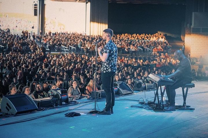 calumscott's tweet photo. Two standing ovations.. 😭😍 Ridgefield, Washington thank you so much. And sorry for the tears, i did warn you I’m an emotional boy! #ptxsummertour2018 #CalumScottTour https://t.co/R9AHmBFNoX