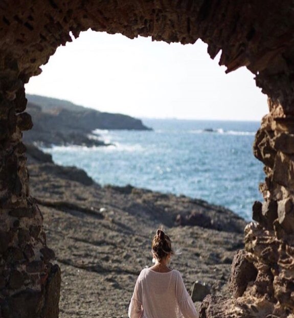 Olmak istediğiniz gibi olun... Sevilmek zorunda değilsiniz. 
Bırakın; Birileri,sizi kendine beğendirsin.Şeklim, Şema'lim budur,  diyerek devam edin yolunuza.İsteyen yanınızda yürür isteyen karşı kaldırımdan..
Hepsi bu..😉

Yolunuz iyilere çıksın..
Keyifli Akşamlar 👋
#DediÖzge