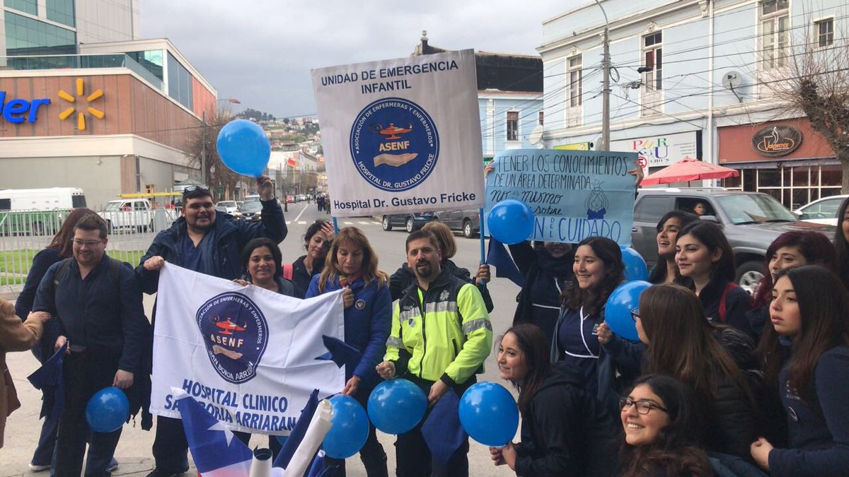 colegioenfermer's tweet photo. Ya instalados en #Valparaiso #quesecumplaloqueeldictamendetermina 
#quesecumplalaley 
Hoy marchamos por nuestros usuarios y por la defensa de nuestra profesión https://t.co/NH4GhFYLbm
