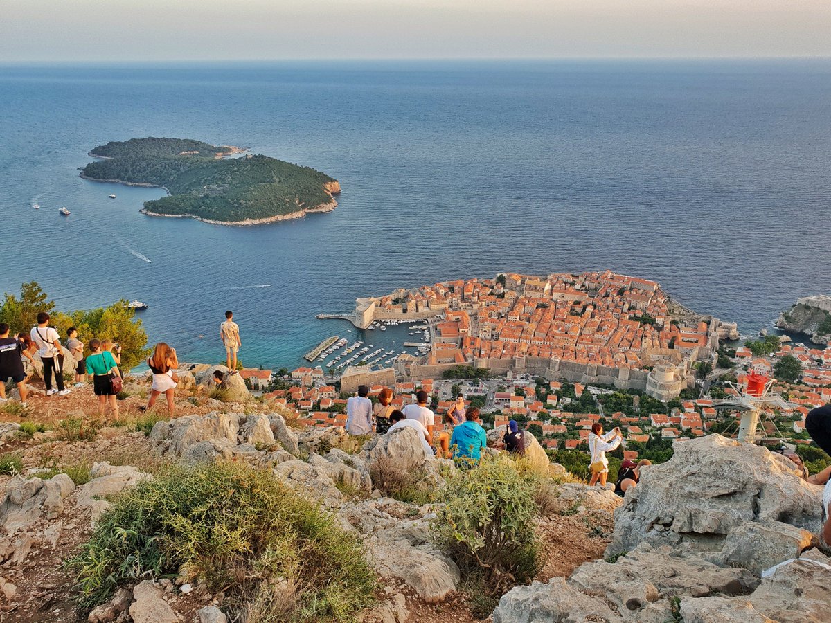 MindfulTravel_'s tweet photo. 🌅 DUBROVNIK – Uno de los mejores atardeceres de Croacia lo viví desde lo más alto en el teleférico de Dubrovnik. 

🚠 Por un lado, el sol escondiéndose por las islas de Dubrovnik, y por otro las vistas de la ciudad amurallada. ¡Un momento mágico! 😍

#Croatiafulloflife #Croacia https://t.co/1vnVGvQiDP