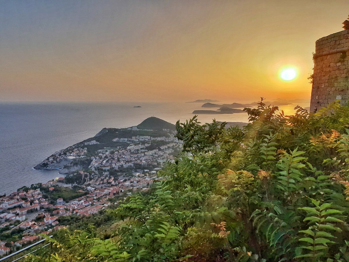 MindfulTravel_'s tweet photo. 🌅 DUBROVNIK – Uno de los mejores atardeceres de Croacia lo viví desde lo más alto en el teleférico de Dubrovnik. 

🚠 Por un lado, el sol escondiéndose por las islas de Dubrovnik, y por otro las vistas de la ciudad amurallada. ¡Un momento mágico! 😍

#Croatiafulloflife #Croacia https://t.co/1vnVGvQiDP