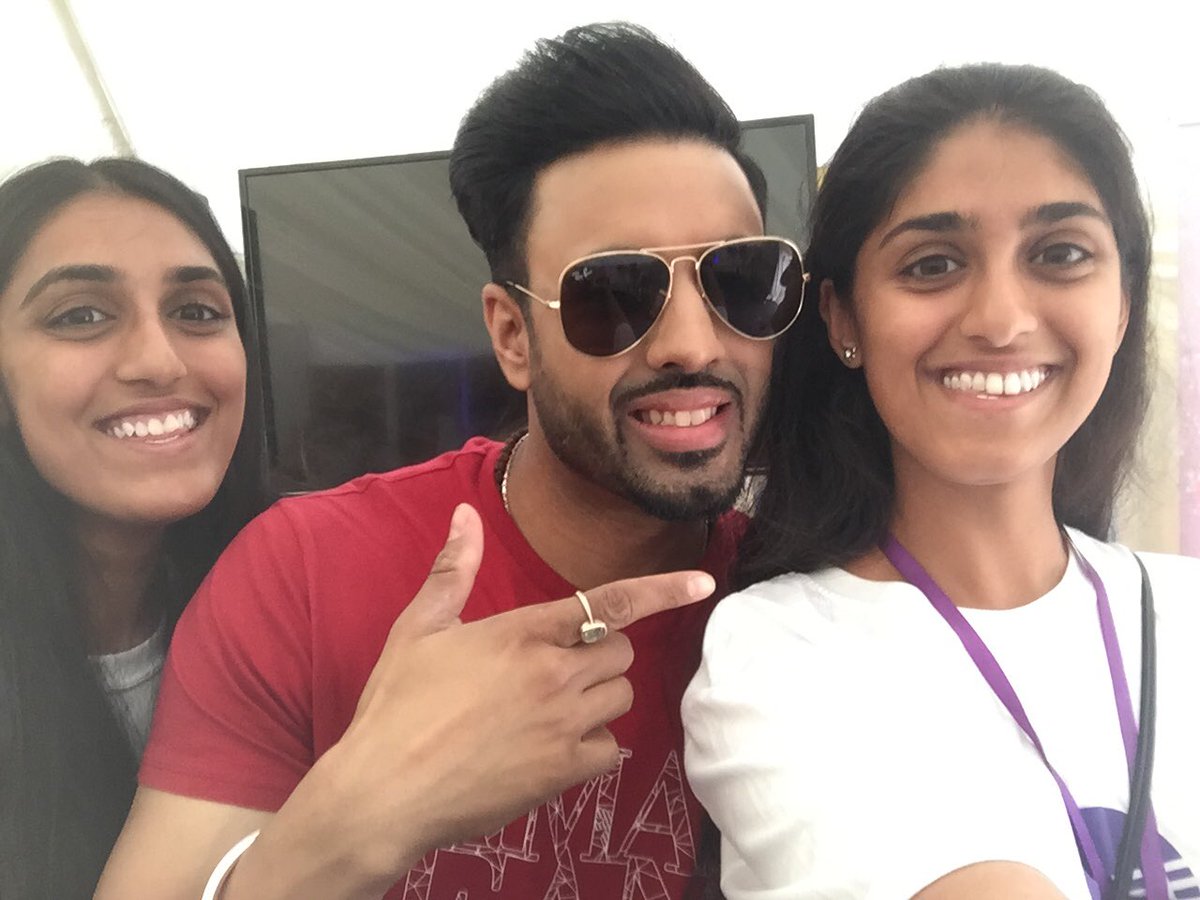 priyaaamatharu's tweet photo. Really enjoyed working at @BirminghamMela at the weekend and meeting @AteeshRandev ๐๐ฝ๐๐ฝ #zeemela #birminghammela #zeetv #birmingham #smethwick #zingjukebox https://t.co/jeVMF2AB5H