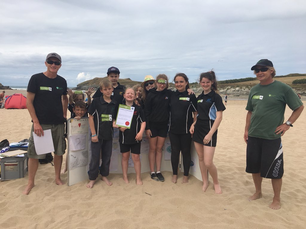 @EnvAgencySW Beach Champions running an environmental education day with Treviglas Community College at #Porth, #Newquay - one of our priority bathing waters 🏖 100+ Year 7s loving their #beach & #environment 👏 #PassOnPlastic #PlasticFreeCoastlines #GuardiansOfTheEnvironment💚🌍