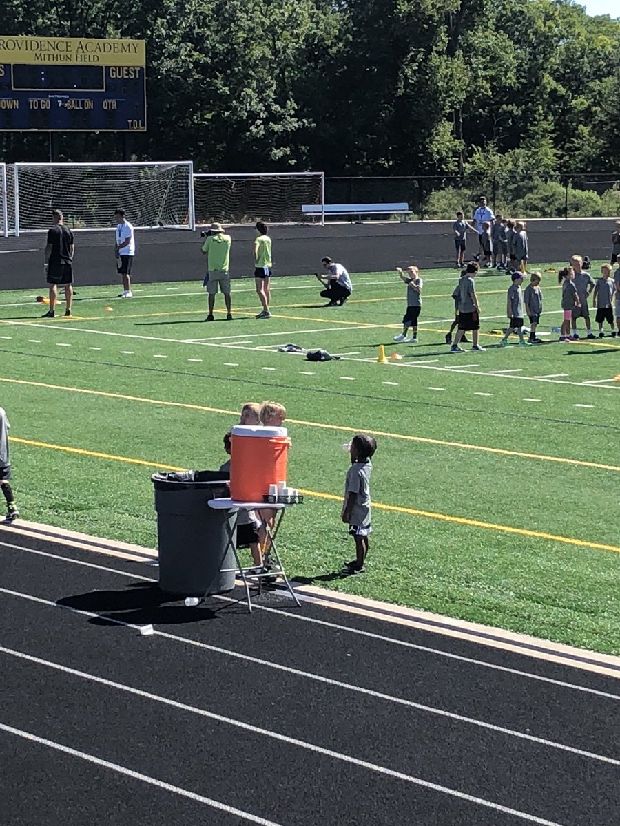 MsAudettesClass's tweet photo. Nothing stops today’s @ProCamps #MVP from staying hydrated, not even @KyleRudolph82 at his station 💦😋 #hydrationisthekey #MVP https://t.co/1QCDvcFjPC