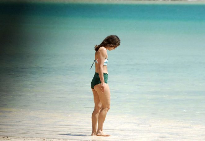 badpostkeira's tweet photo. why aren’t we talking about these pictures of keira knightley at the beach? she looks absolutely stunning! https://t.co/qpEjhTtyUI