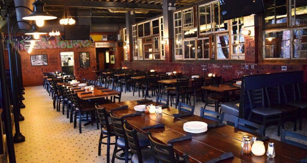 RehearsalDining's tweet photo. Gino's East is the spot to make your event truly legendary. Unique to this location is the Brewery and Comedy Bar. The spacious rooms can accommodate groups from 15-230.  Visit https://t.co/v3AgAokC8x for more menus and offers. https://t.co/KHC7wBW2Yy