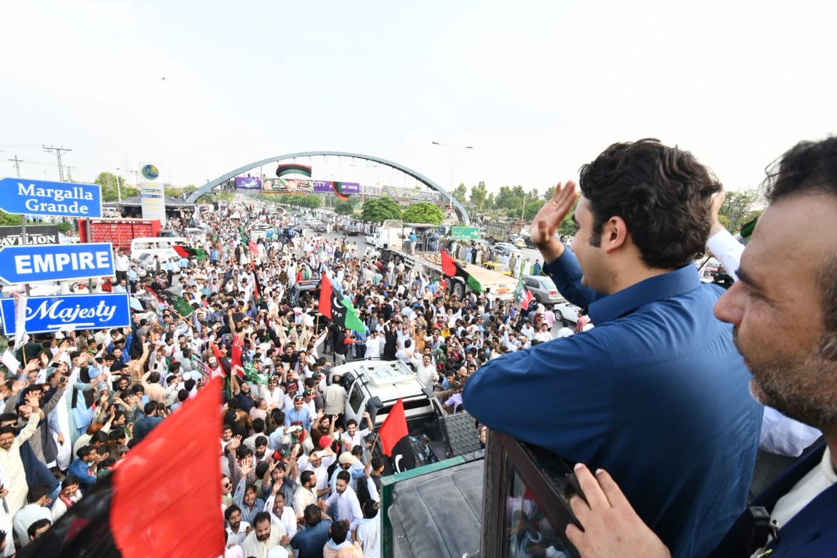 BBhuttoZardari's tweet photo. اس والہانہ اور پُرجوش استقبال پر میں ضلع راولپنڈی کی عوام کا تہہ دل سے شکرگزار ہوں۔ 
#KarwaneJamhuriyat
#Rawalpindi https://t.co/Ai6XcP0pou