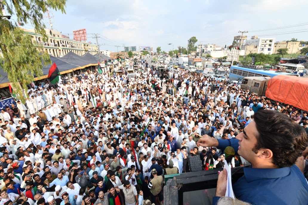 BBhuttoZardari's tweet photo. اس والہانہ اور پُرجوش استقبال پر میں ضلع راولپنڈی کی عوام کا تہہ دل سے شکرگزار ہوں۔ 
#KarwaneJamhuriyat
#Rawalpindi https://t.co/Ai6XcP0pou