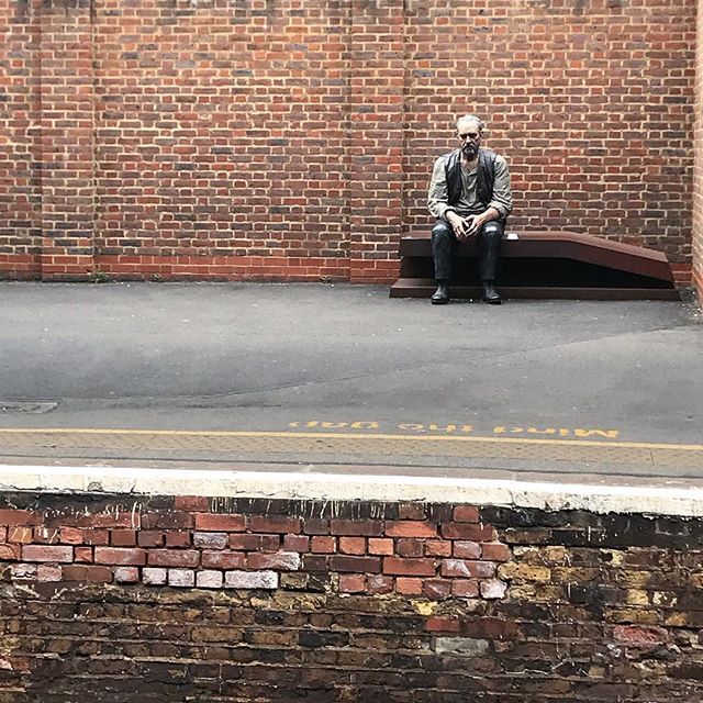 bethsquires's tweet photo. platform companion 🚂 #sculpturesofwoking #totallythoughthewasarealguy #platformlife #platformart #seanhenry #sculpture July 17, 2018 at 04:09PM https://t.co/96NLObOHeY https://t.co/jqJ0gfKTBg