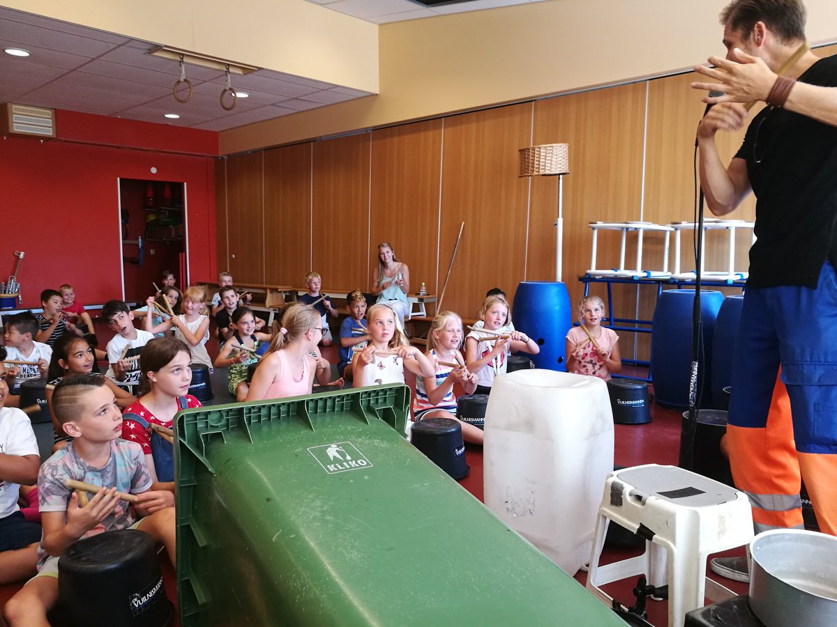 paulslaatalles's tweet photo. Ook de laatste Vuilnismannen klus voor de vakantie was weer een mooi trommelfeest.
#OnTour op #obs #dePhoenix #Broekopwaterland met @devuilnismannen. https://t.co/hjHRm0FQxH
