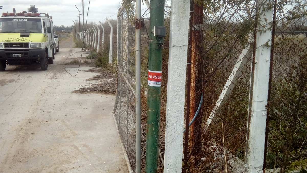 AgResiduos's tweet photo. Se clausuro predio impactado con grasas y restos de animales muertos de la actividad avicola. Gracias a la Policía Ecológica  y la Sec. de Transporte que con su ayuda se secuestro el camión que transportaba los residuos. @clo_guerrero @NicoDucote https://t.co/ECZBFnLh8M