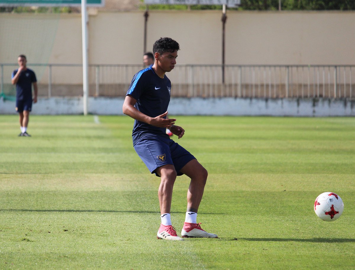UCAMMurciaCF's tweet photo. *Toc* *Toc*
La #CanteraUCAM llama a la 🚪en esta pretemporada. ¿Sabes cuántos jóvenes talentos han comenzado a entrenar con el primer equipo?

Click 👇🏻
📰 https://t.co/VJ0NtPPGgE

#CanteraUCAM ➡️ #EsVerdadero https://t.co/wz39fcbZJx