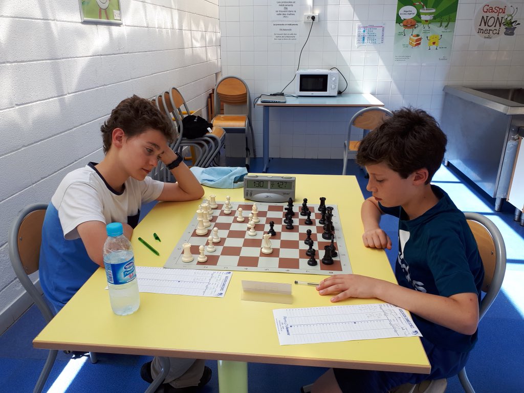 LuteceEchecs's tweet image. Échecs &amp;amp; Vacances les #Lutéciens aux 4 coins du globe ! Pour Elie, Victor, Albert, Enzo, Simon et Alexis c’est stage à l’Open International de #Cannes avec entraînement et encadrement pro ! Ronde 3 en cours avec un duel entre Albert et Victor !