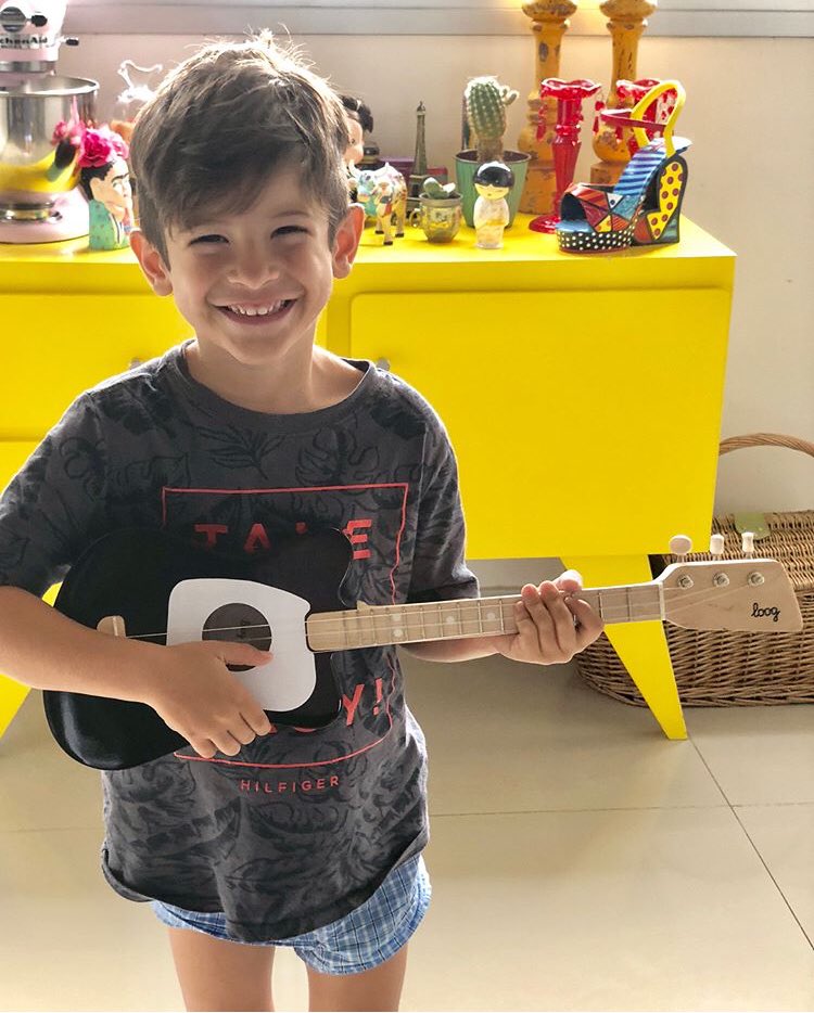 LoogGuitarsUy's tweet photo. ¡Bienvenido Renzo! La familia de @LoogGuitarsUy tiene un nuevo integrante 👏🏽💫 Gracias @cfernandezok por esta foto tan linda ❗️🤩 #loogmini #loogguitars #loog #looguruguay https://t.co/9gUt1xUTkW