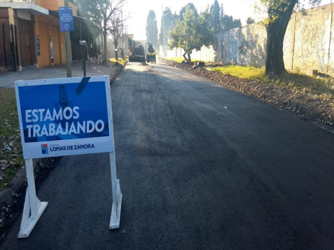 _infolomas's tweet photo. Continuando con el programa integral de asfaltos financiado con fondos propios, el @MunicipioLdeZ avanza con las obras en Parque Barón. https://t.co/RltFnBZnlY https://t.co/vGma46yy1j