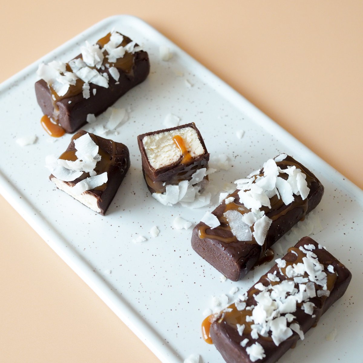 ClioSnacks's tweet photo. Samoa upgrade. Don't tell the Girl Scouts. #coconut #caramel #samoacookies https://t.co/vqsGU8TNlq