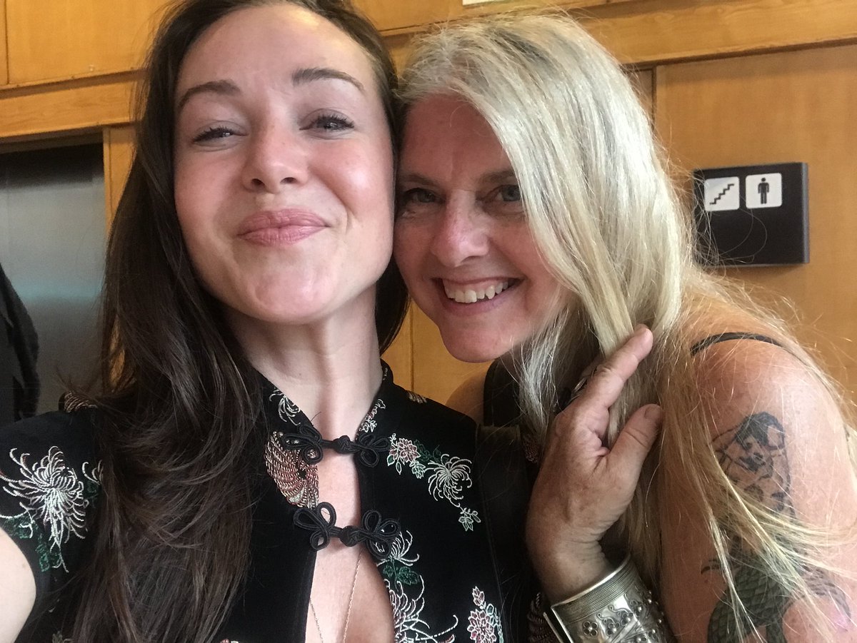 PeacheyC's tweet photo. I am officially graduated with a Masters in Fine Art. Miracle! 🙏🏻❤️🦋🎨👁🎶😜💫🦄🌈
#chelseaual
#modernart
#graduationceremony
#miracle☯️🎨⚡️ https://t.co/1mmWOif7SR