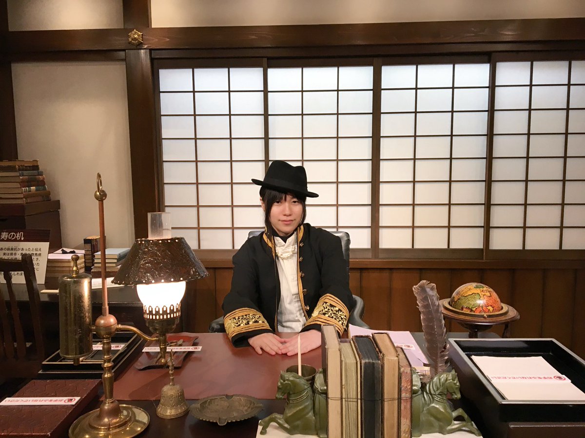 deblin935's tweet photo. 今ケータイの過去の写真の整理をしている。
面白いものや盛れたと思ったらじゃんじゃん勝手に載せていきまーす。
とりあえずしょっぱなは男装しているやつ笑
結構似合っていませんか？
こういう明治っぽい服装や家具など好きです。
#明治時代 #レトロ #男装 https://t.co/rmnlEnib1n