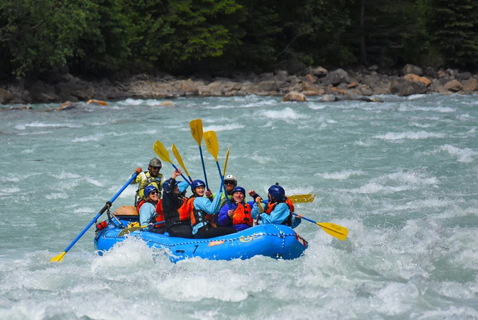 HydraRiverGuide's tweet image. A successful clearance of Class 4 rapids calls for paddle high fives all around! #KickingHorseRiver #HydraRiverGuides #Whitewater