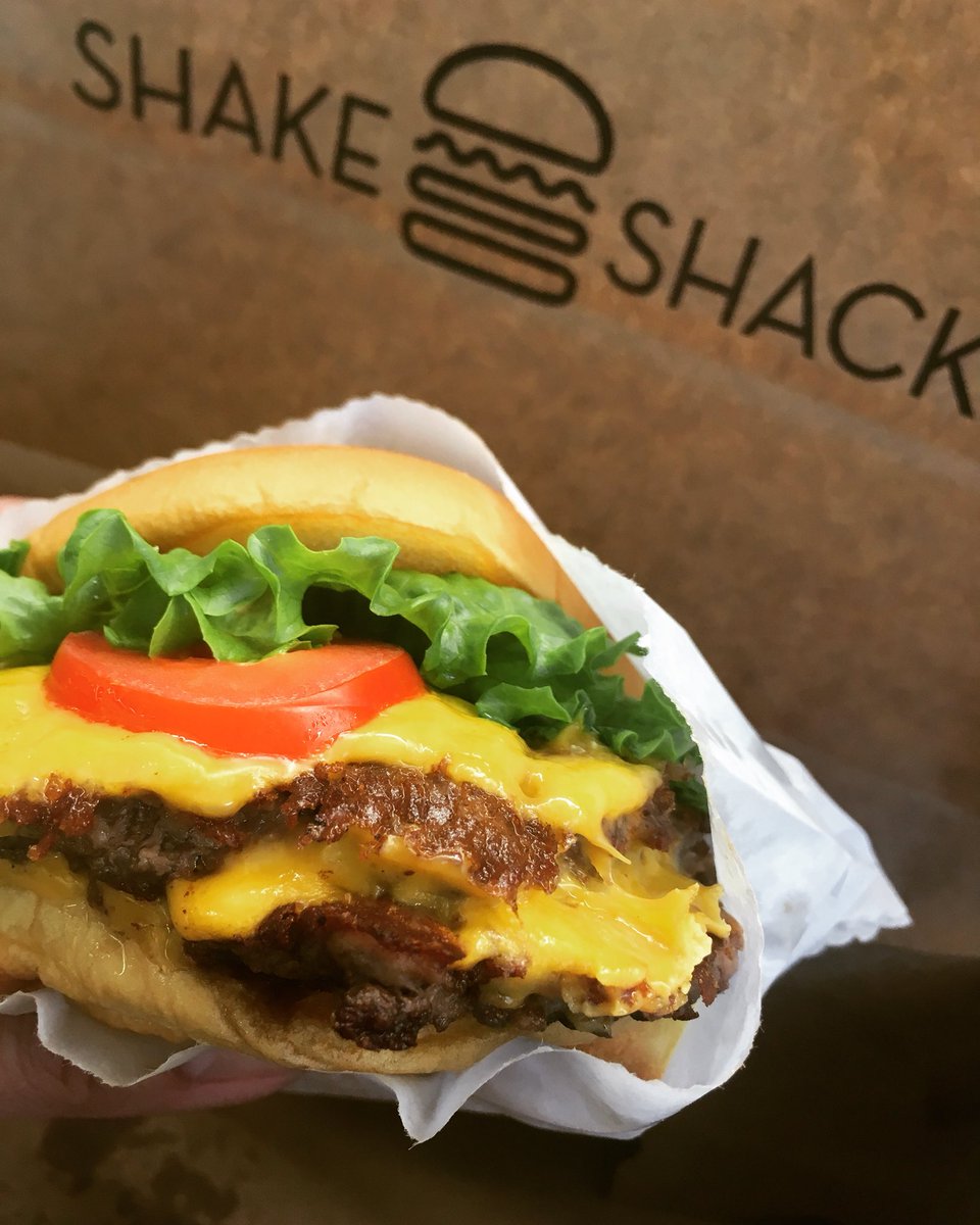 what_datmouf_do's tweet photo. Double meat in this #mouf @shakeshack 🤤🤤🤤🍔🍔🍔 https://t.co/E1cAysfdbP
