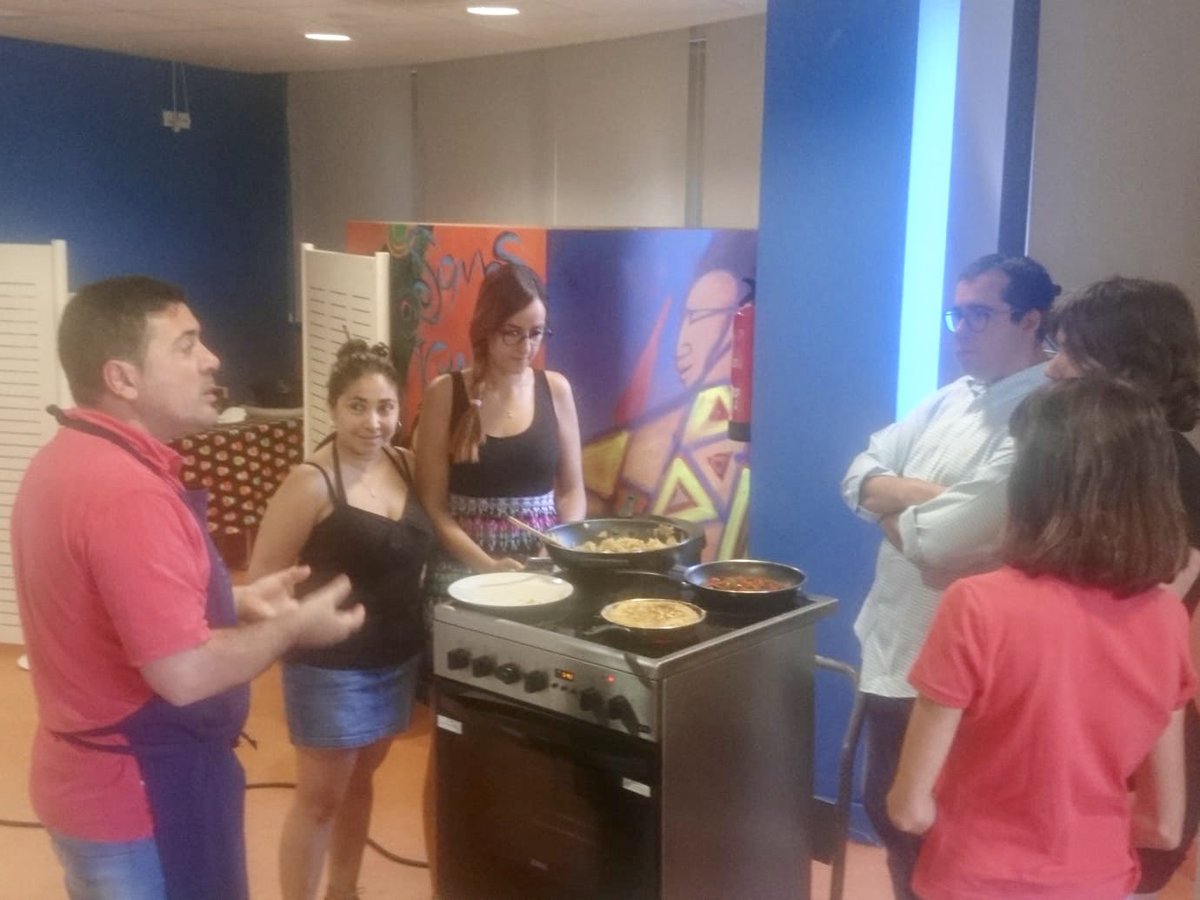 Esplujove's tweet photo. 👨🏼🍳👩🏼🍳Avui al Remolí, taller de truites variades amb @cookerfunny
*Truita de patata i ceba
*Truita camperola
*Truita de carbassó
*Truita de xoriç
#esplugues #esplujove #remoli #equipamentsjuvenils #tallergastronomia #truites #bonprofit https://t.co/Gmn7Ngjk6Q