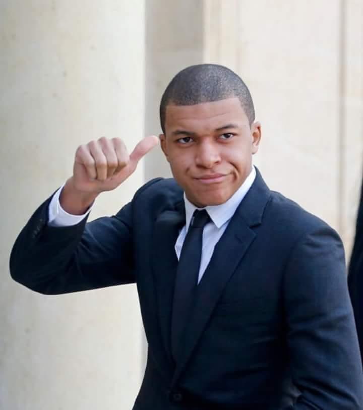 elmoradplus's tweet image. Kylian Mbappé a juste 19 ans , a décidé de reverser l'intégralité de ses primes de la Coupe du Monde à l'association " Premiers de cordés " dont il est le parrain .
Du haut de ses 19 ans il a payé les billets de 23 enfants de sa ville ( BONDY ) pour venir assister la finale CDM