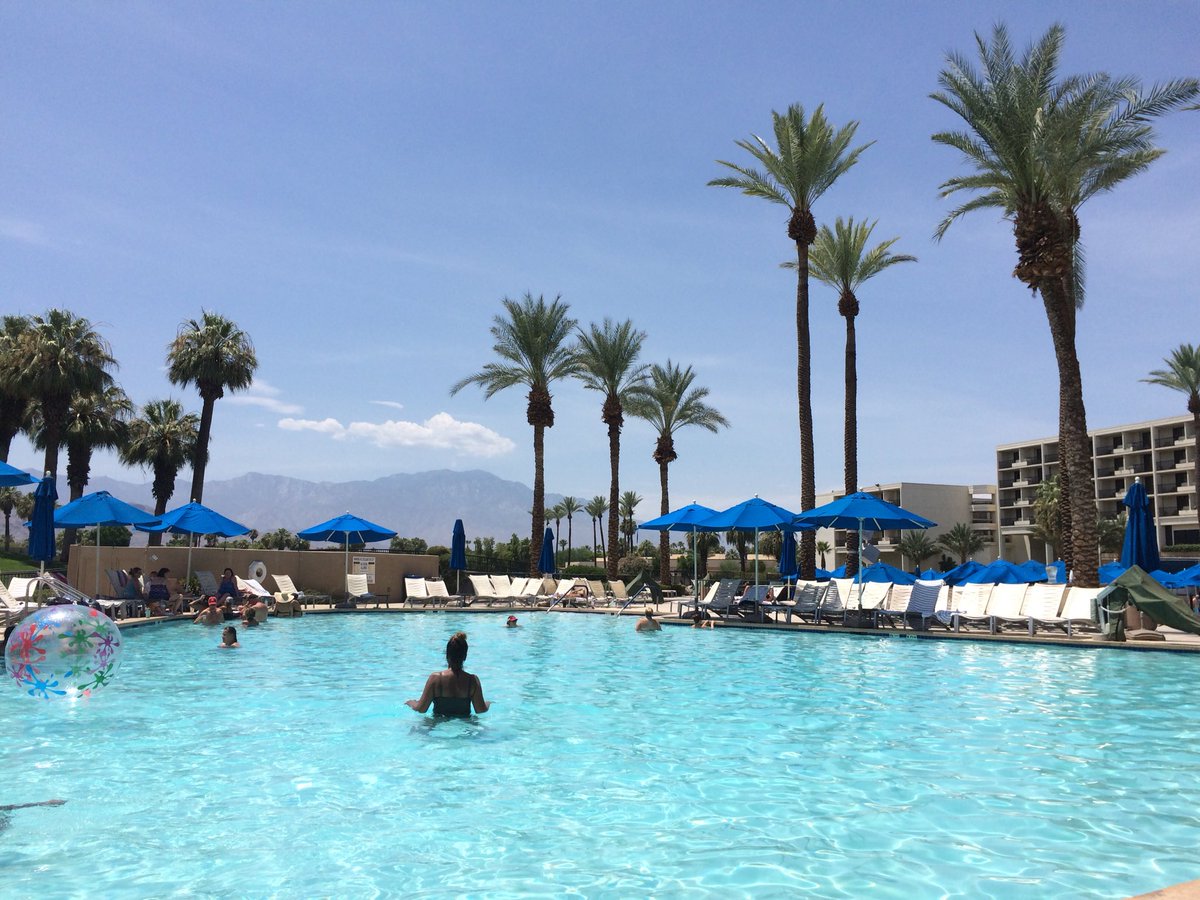 savrex's tweet photo. @Hobsons #HSI2018 chillin by the pool 😎 https://t.co/1xA52c63Hq
