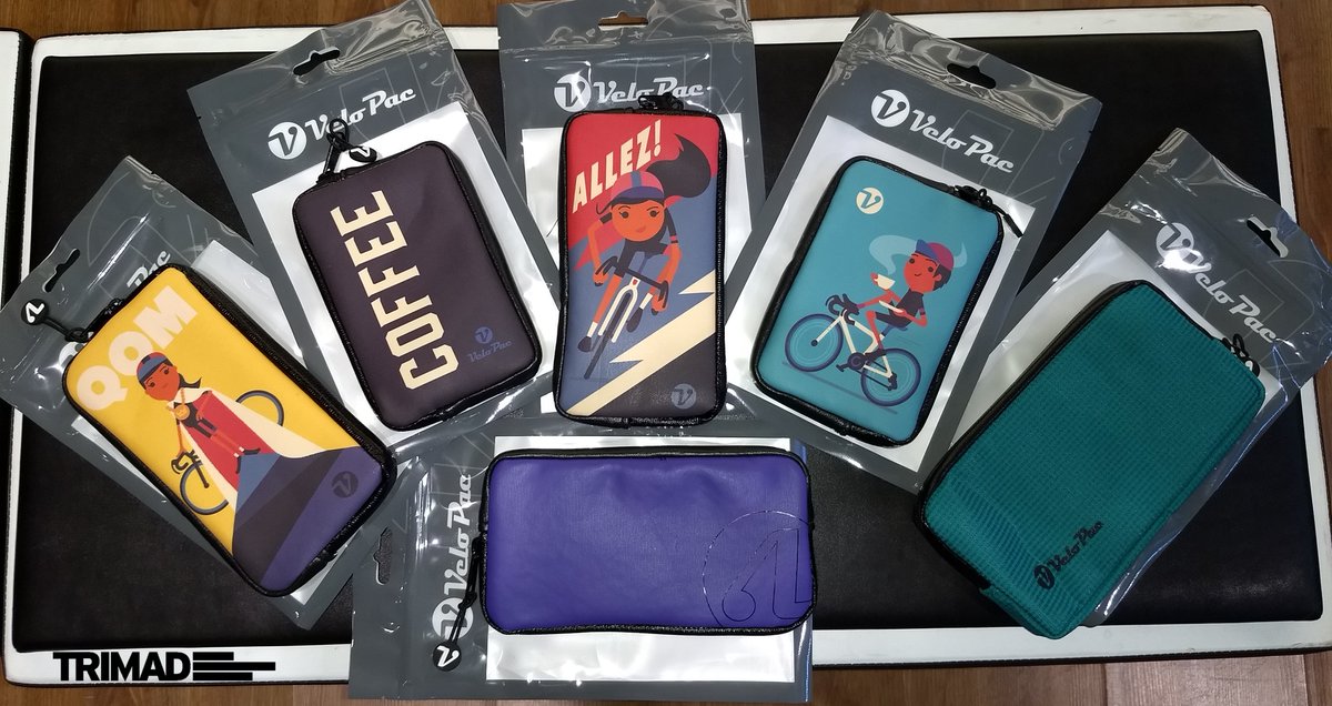 TRIMAD_'s tweet photo. Ya tienes en @TRIMAD_ las carteras para ciclistas de #Velopac.
Tienen un tamaño perfecto ya que puedes guardar el móvil, la cartera y las llaves.
Son impermeables, se adaptan al bolsillo del maillot y encima, son bonitas... vamos que lo tienen todo para ser el regalo perfecto. https://t.co/Q7QHwhuDpX