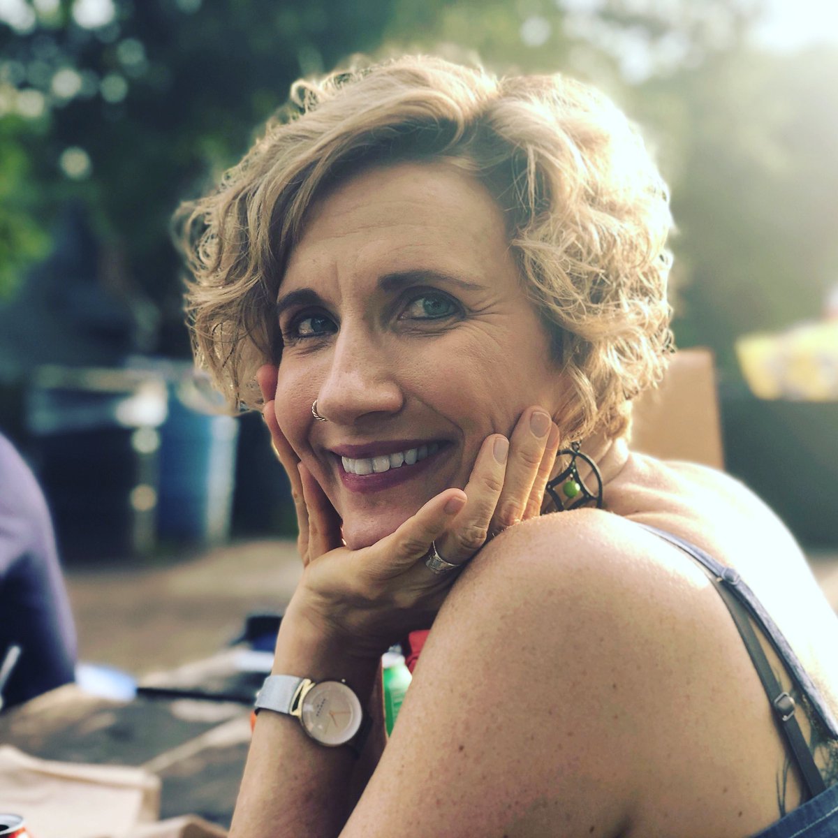 victorialinph's tweet photo. When your friend says, “Wait, I want to capture you in this light.” #photography #friendship #light https://t.co/oVVaKOkg8J