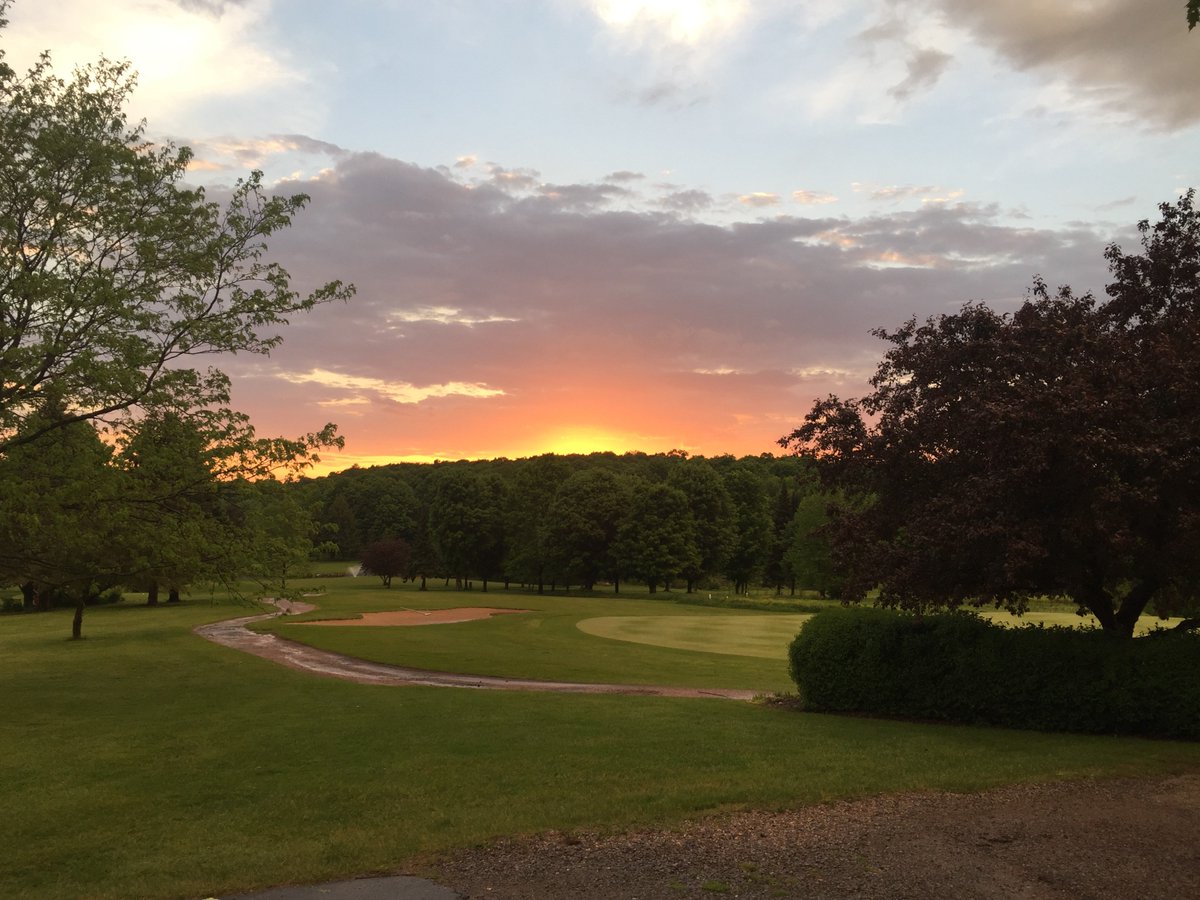 GolfMarinaSales's tweet photo. 9 hole #golf #course / #restaurant / #bar / #clubhouse available! Owner looking to retire.  #Wisconsin #CRE. View More Details: https://t.co/z0EWkmYuhT https://t.co/nIDHW3oCvW
