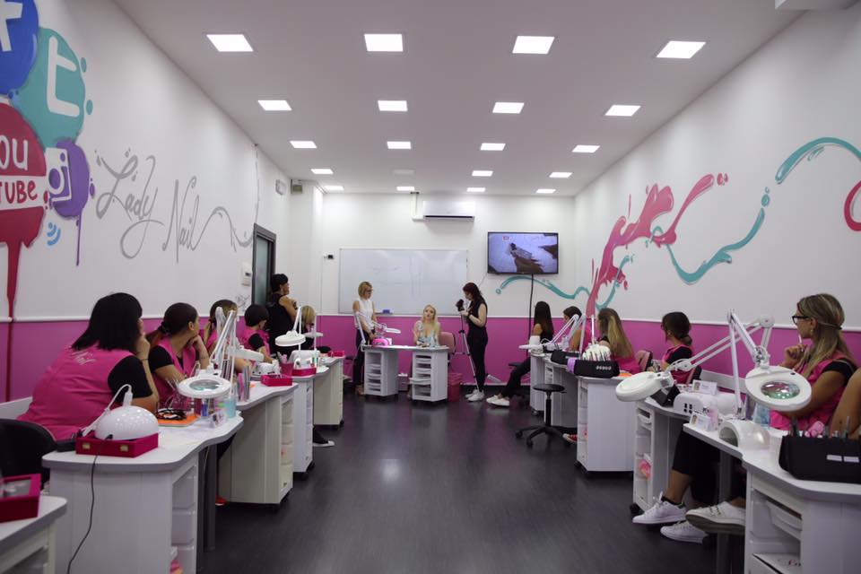 LadyNail_it's tweet photo. Primo traguardo per le allieve del #Campus2018 ✔️
Si conclude il modulo #PolishFantasy svolto nelle prime due giornate con la #NailMaster Monica Pierini. Appuntamento a domani e subito pronte per nuove competenze da acquisire! https://t.co/pvlLAcTTZc