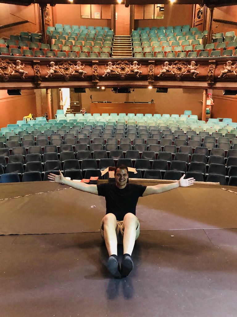 czammitstevens's tweet photo. Bidding farewell to Lensky this eve @HGtheatre with @operaupclose! Cheers for a fab run ❣ 🎶 #OUConegin #operaontour #music https://t.co/9J3EI3pKKX