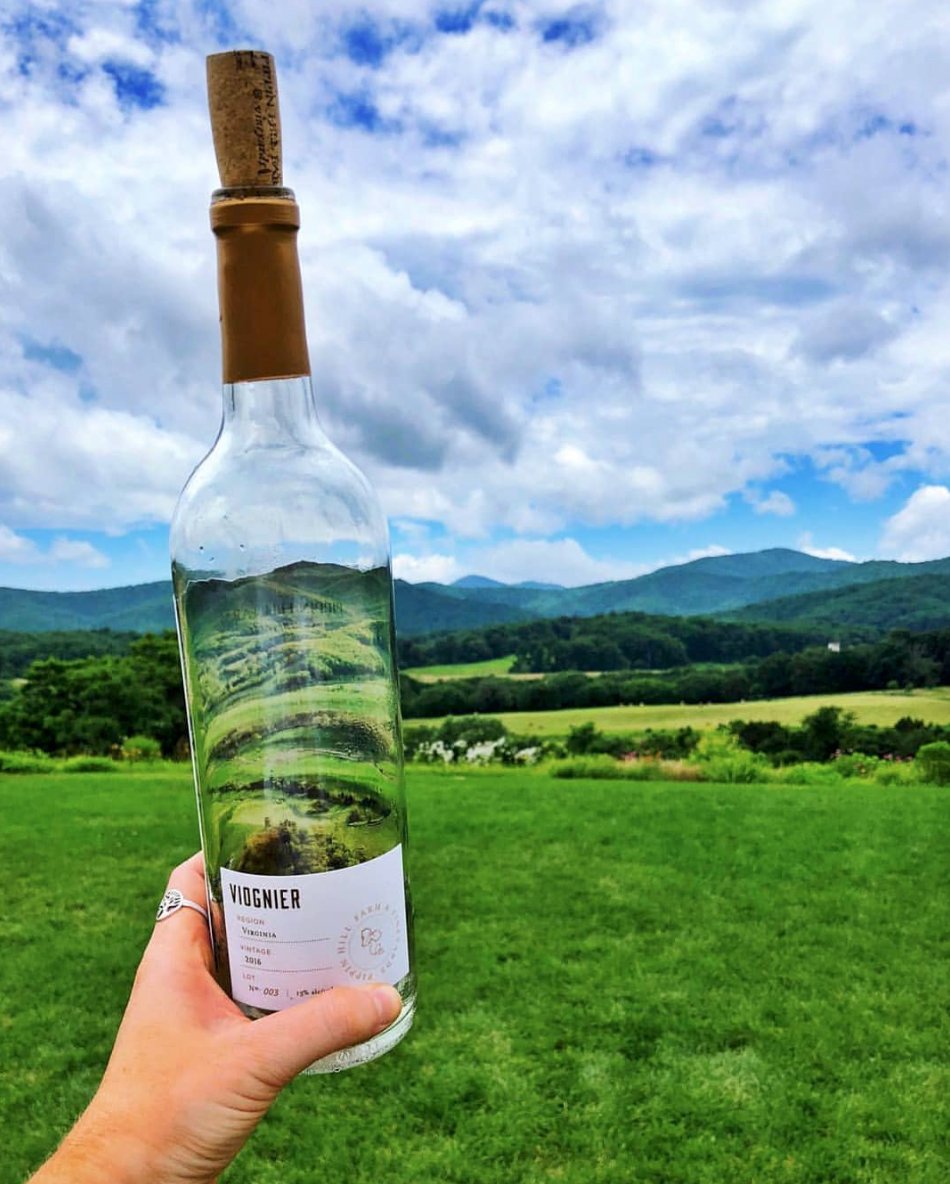 Our white wine #labeldesign takes inspiration from the beauty of our natural surroundings. 📷 @justralthings