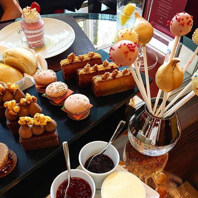 45ParkLaneUK's tweet photo. CUTcakes & Tea is the perfect way to start the week! 📸: @lizhealey1 #DCmoments #45ParkLane #DorchesterCollection #CUTcakes https://t.co/yxosys3Lvz https://t.co/s2MQPEgIDb
