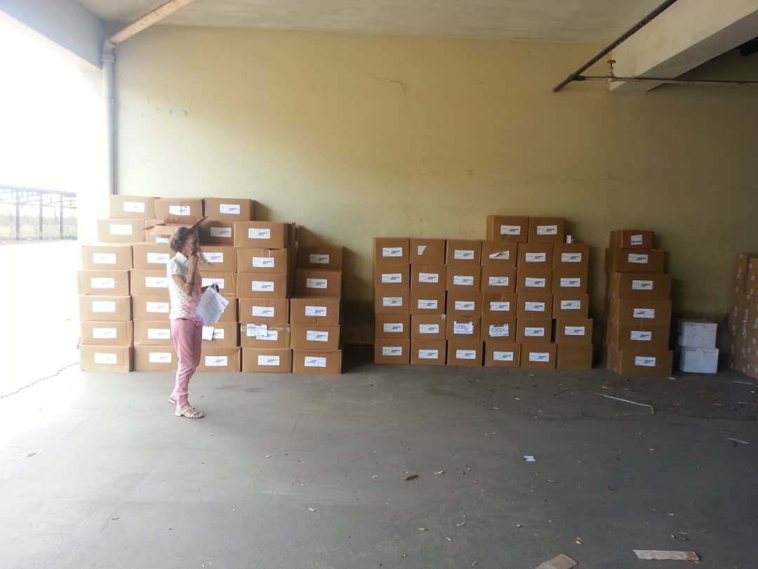 1.-Un despacho proveniente del Ministerio del Poder Popular para la
Salud y de SEFAR, centro de distribución de medicamentos para
Venezuela, destinado a cubrir los medicamentos para los pacientes con Vih/Sida, llegó a la Proveeduría del estado Zulia.