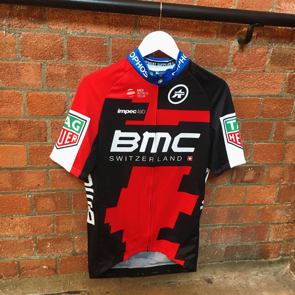 EvansCycles's tweet photo. An epic first day in the Alps &amp; @GregVanAvermaet retains the yellow jersey 💛 🎉 . To celebrate we’re giving away an official @BMCProTeam replica jersey by @assos_com. To enter FOLLOW US &amp; RT this post. We’ll choose a winner at random on Wednesday 12pm. https://t.co/Gy8mbbiNqT