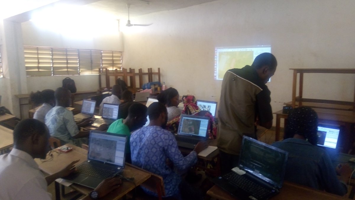 Honorable_Nath's tweet photo. |Day2 of #OSM and #GIS training sessions at the Faculty of Sciences and Technics in #Bamako |
Introducing #JOSM and learning students to edit data collected the previous day.

@osmafrica
@hotosm
@ProjetEOF
@OSM_Mali
@absaliou
#Vif2018 
#OIF 
#ActionOSM_FST2018 
#Map4Ml https://t.co/lFe41HTQwi