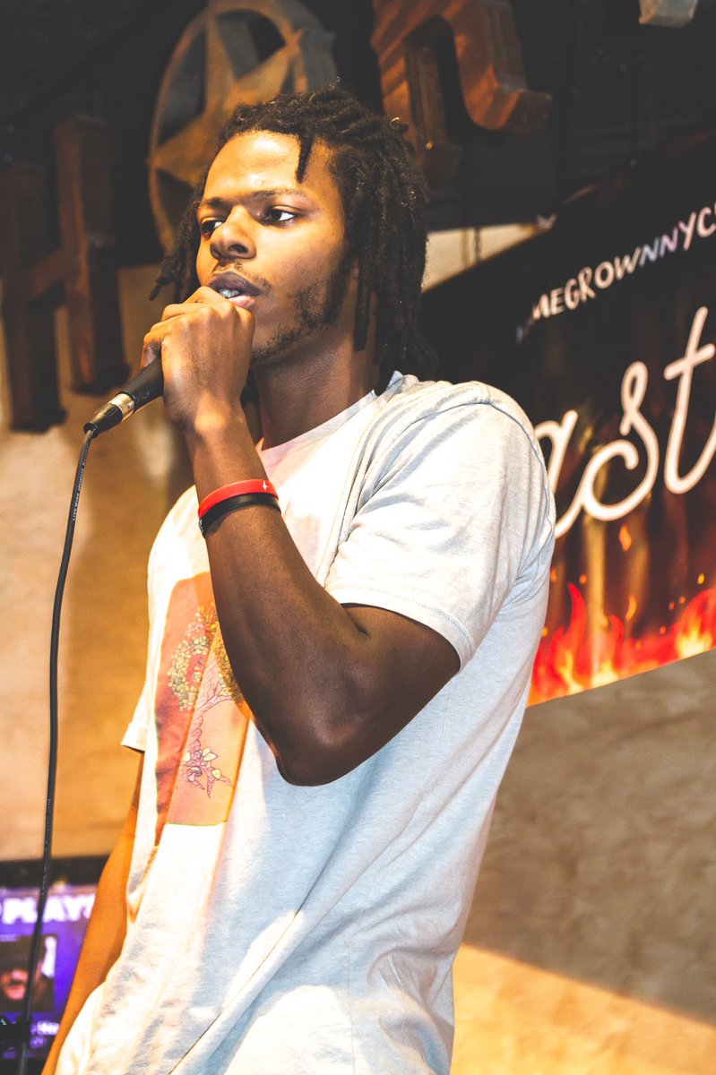 talentharris's tweet photo. me being silly at the #RoastandChill comedy jam brought to you by @homegrownnyc shot by @King_Ajna https://t.co/cMOdDNC9ar