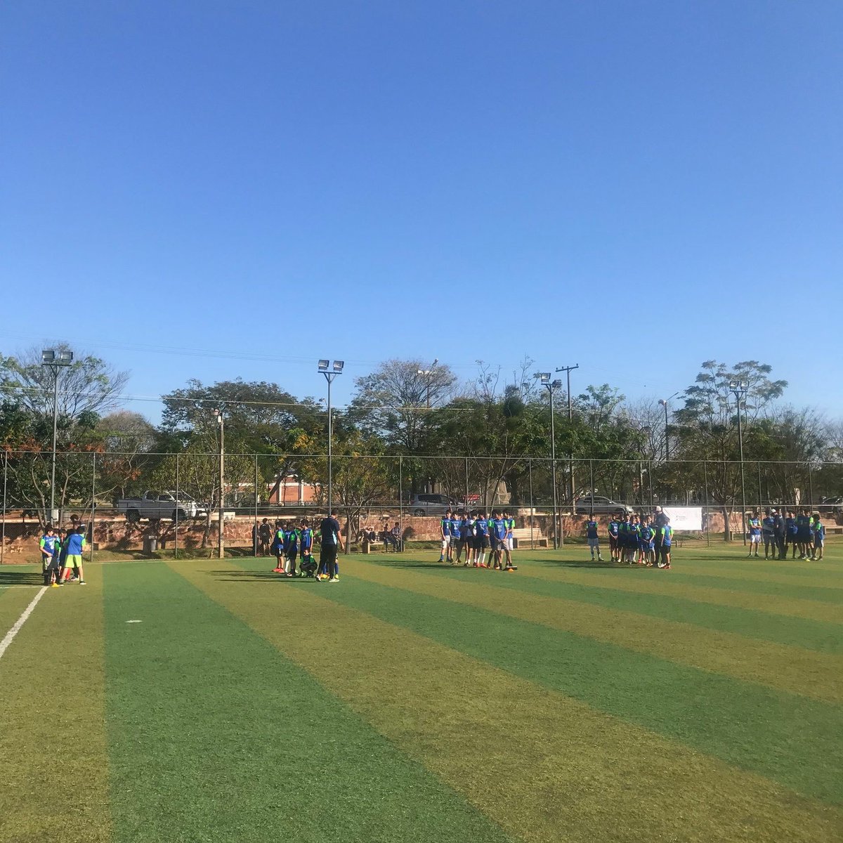 futboltotal_py's tweet photo. ¡Ayer arrancamos con el segundo grupo de la colonia de vacaciones! ⚽😊 https://t.co/sbiQYiSRu9