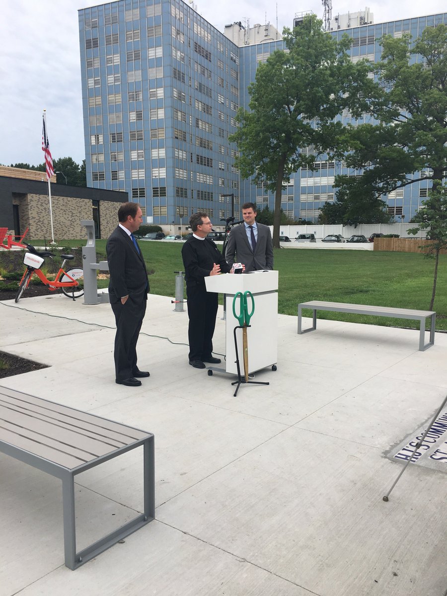 BikeWalkKC's tweet image. Great morning with @Scott_TaylorKC @mcmanuskc @RideKCTransit @KCMOParks @BikeShareKC @kmbc @fox4kc and community members, celebrating the new Bike/Pet Oasis on the Trolley Trail at @StAndrewsKC Cmty Center!