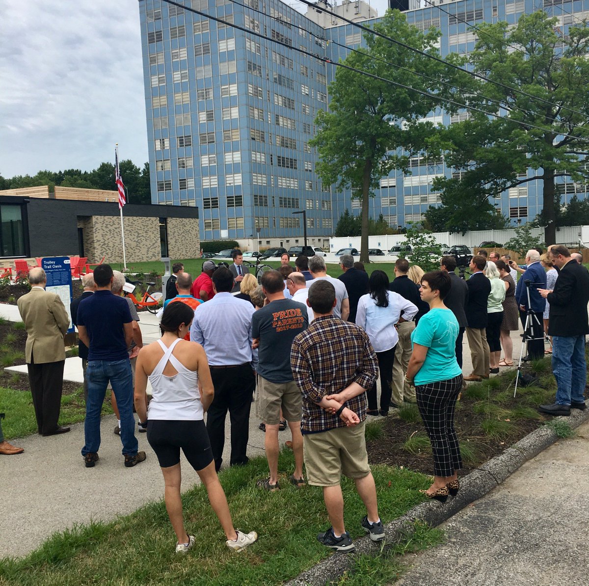 BikeWalkKC's tweet image. Great morning with @Scott_TaylorKC @mcmanuskc @RideKCTransit @KCMOParks @BikeShareKC @kmbc @fox4kc and community members, celebrating the new Bike/Pet Oasis on the Trolley Trail at @StAndrewsKC Cmty Center!