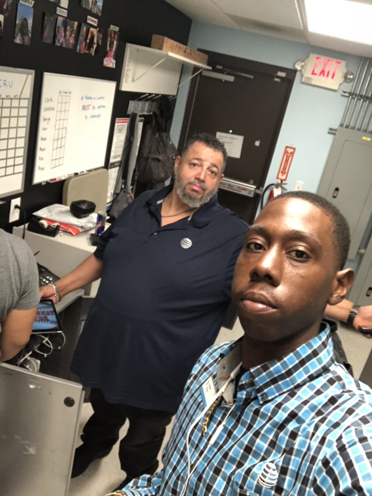TeamConcordPike's tweet photo. @AttRonn turns a prepaid transaction into a New CRU line and @DIRECTV 💪🏾💪🏾💪🏾💪🏾 #DEmarathonBegins #CoachEmUp @MrJeromeATT @TheFirstNetGuy @MrsJaronfelder @404girl https://t.co/AOqA787xE9