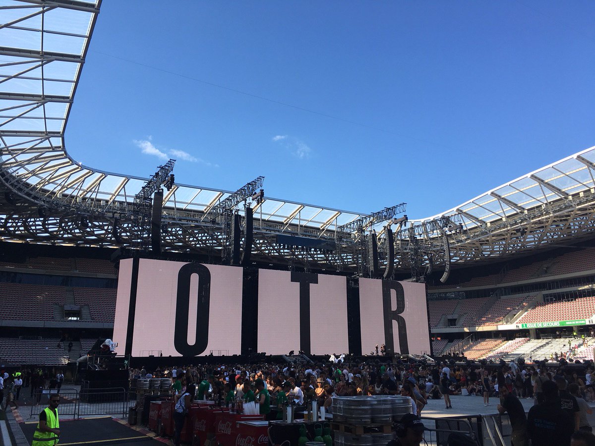 AllianzRiviera's tweet photo. Les portes sont ouvertes et vous êtes déjà très nombreux 🏟️

La chaleur est présente, mais ça ne vous empêchera pas de mettre le feu au stade 🔥

#OTRAllianzRiviera #OTRII #OTRIINice #AllianzRiviera https://t.co/S46bJA3UHn
