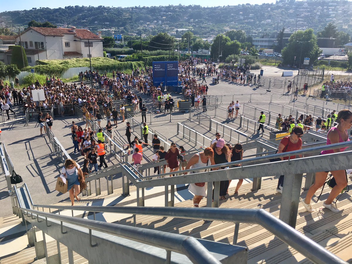 Les portes sont ouvertes et vous êtes déjà très nombreux 🏟️

La chaleur est présente, mais ça ne vous empêchera pas de mettre le feu au stade 🔥

#OTRAllianzRiviera #OTRII #OTRIINice #AllianzRiviera