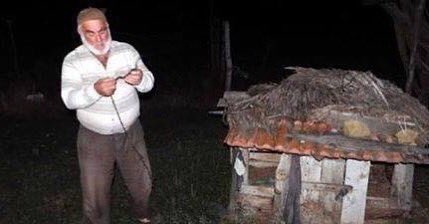Kendine ait cinleri kümeste besliyorum diyen Mehmet amca onlarla tam 20 yıldır böyle. ''Onları kümeste saklıyorum, kümese yaklaşanları uyarıyorum'' dedi. Müslüman olduklarını belirten Mehmet amca, her gece 1 saat onlara Kuran okuyor. Sizce delilik mi yoksa gerçekten olabilir mi ?